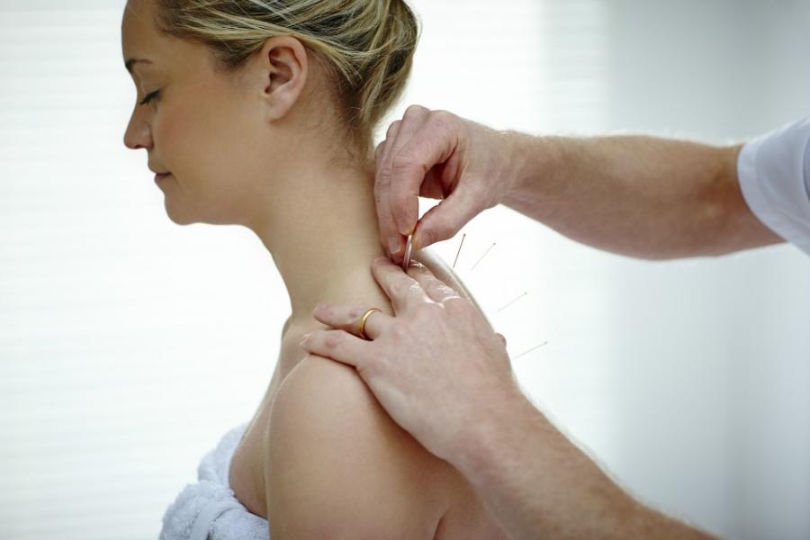 Capa do artigo Acupuntura: uma terapia eficaz para as dores crônicas A acupuntura é uma terapia milenar originária da China, que consiste na aplicação de agulhas em pontos específicos do corpo para tratar doenças e para promover saúde. 